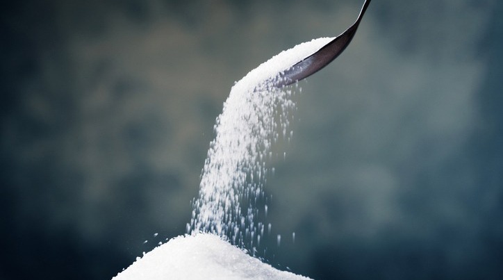 pouring-sugar-from-spoon