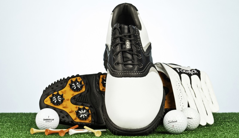 a pair of golf shoes