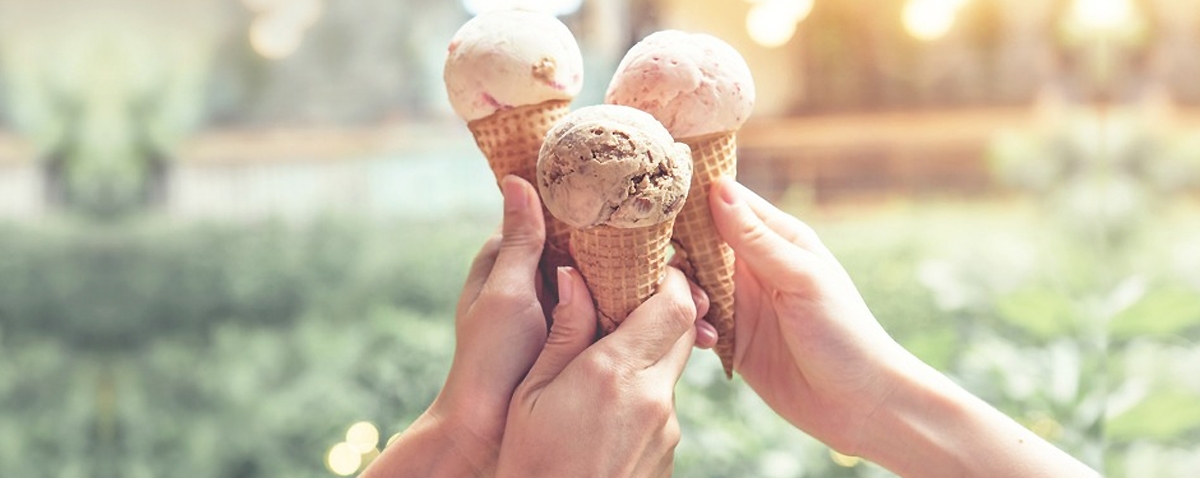 Hands_holding-ice-cream