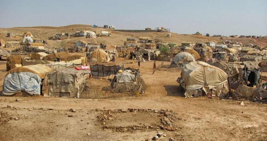 eritrea-landscape-tents-huts