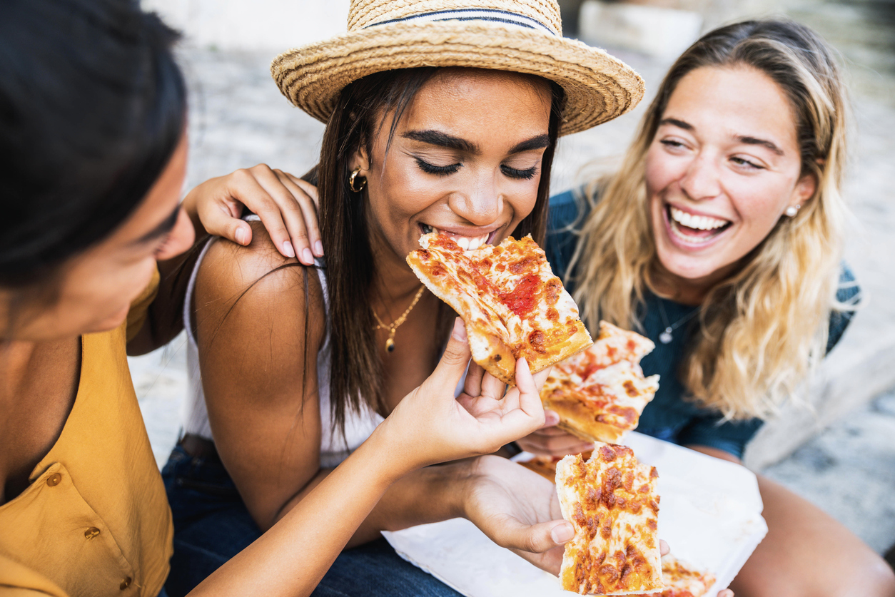 friends eating pizza