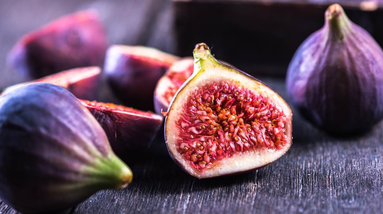 whole and cut figs